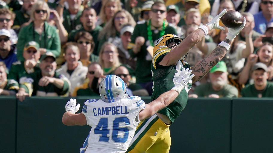 Green Bay Packers tight end Tucker Kraft (85) makes a touchdown catch against the Lions.