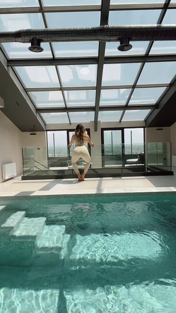 poolside-knee-workout-to-power-your-summer-steps