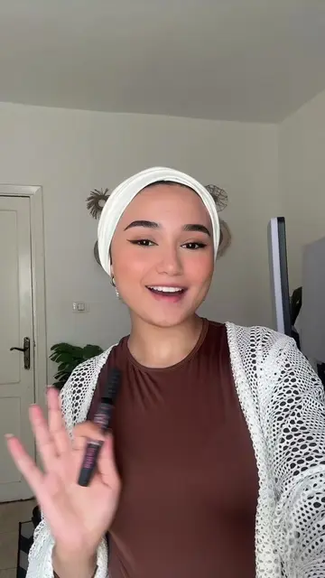 Soft freckled makeup and outfit for a poolside event