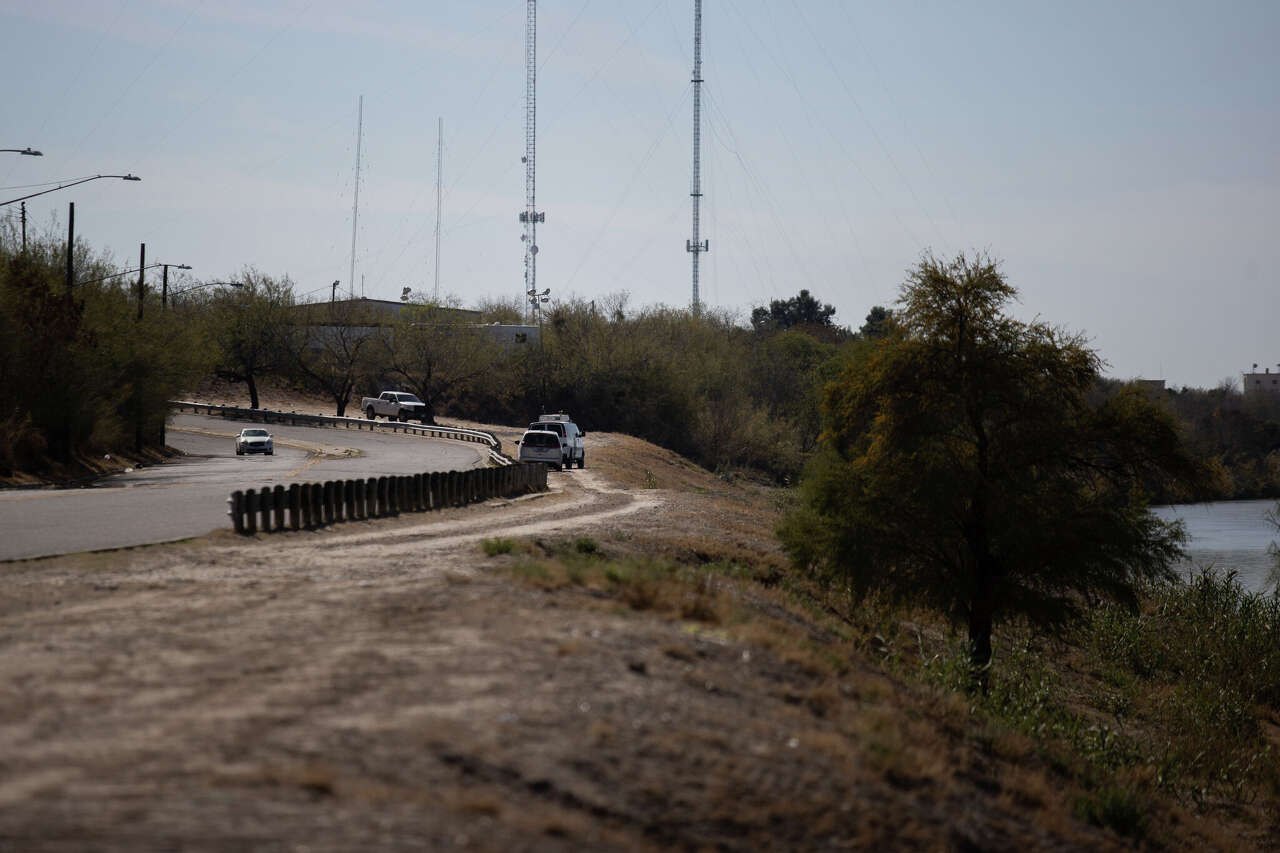 One dead after jet crashes on Texas highway in fiery wreck