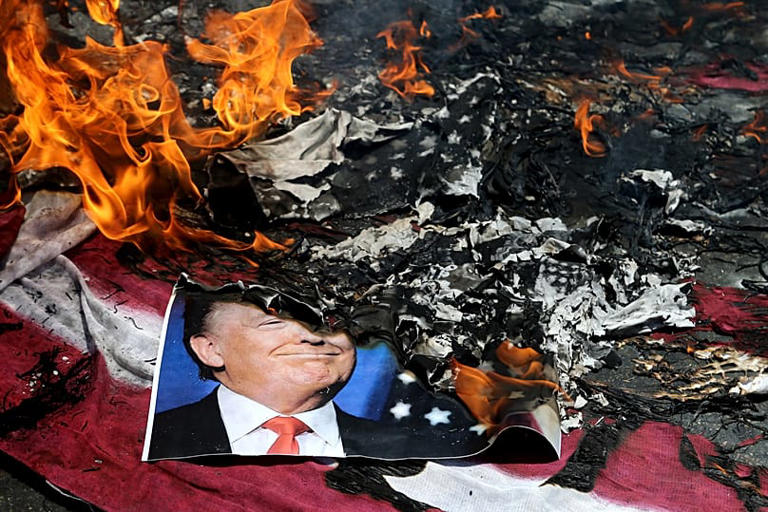 Un cartel del presidente de Estados Unidos Donald Trump arde durante una manifestación en Teherán, 8 de junio de 2018 AP Photo