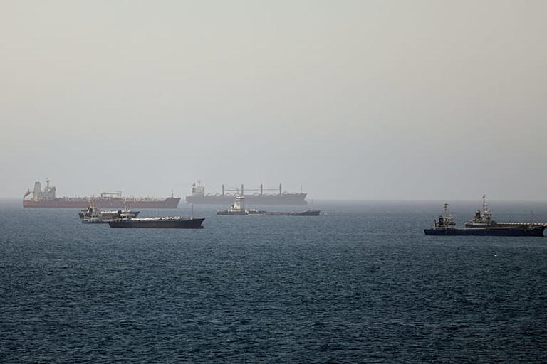 Petroleros y buques de carga en el golfo de Omán, en las rutas marítimas que conectan el estrecho de Ormuz con el mar Arábigo, 16 de junio de 2026 AP Photo