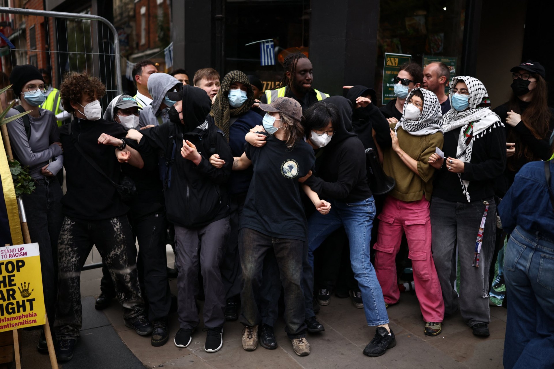 Clashes as protesters try to stop Tommy Robinson from debating Islam at ...