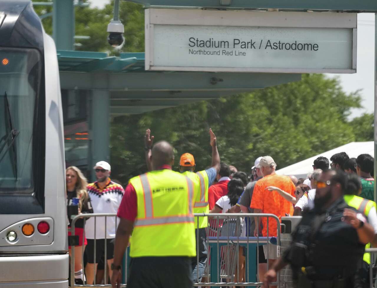 Houston Metro replaces Red Line rail service with shuttles ahead of ...