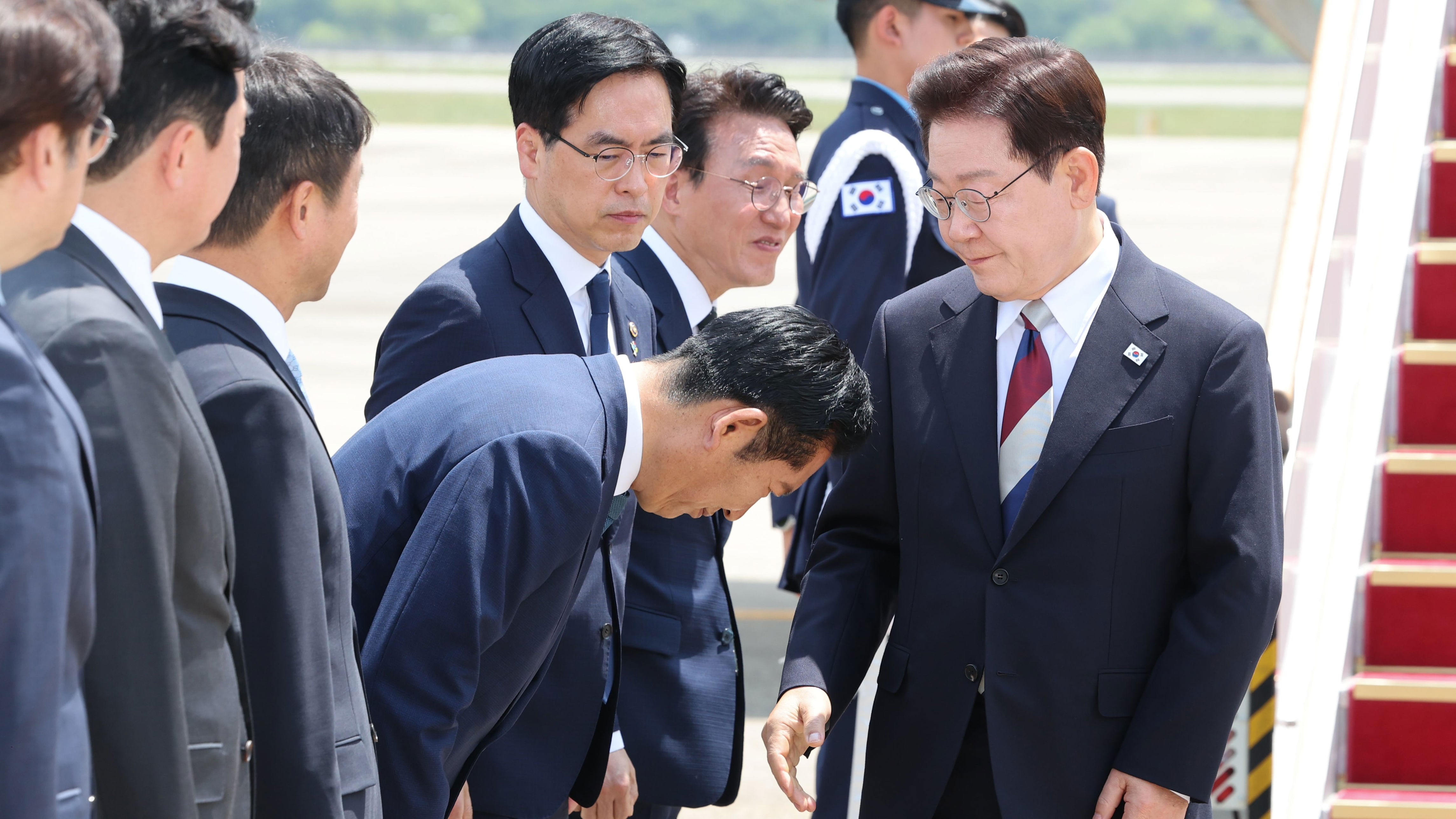 President Lee greeted by Democratic Party leader’s 90-degree bow