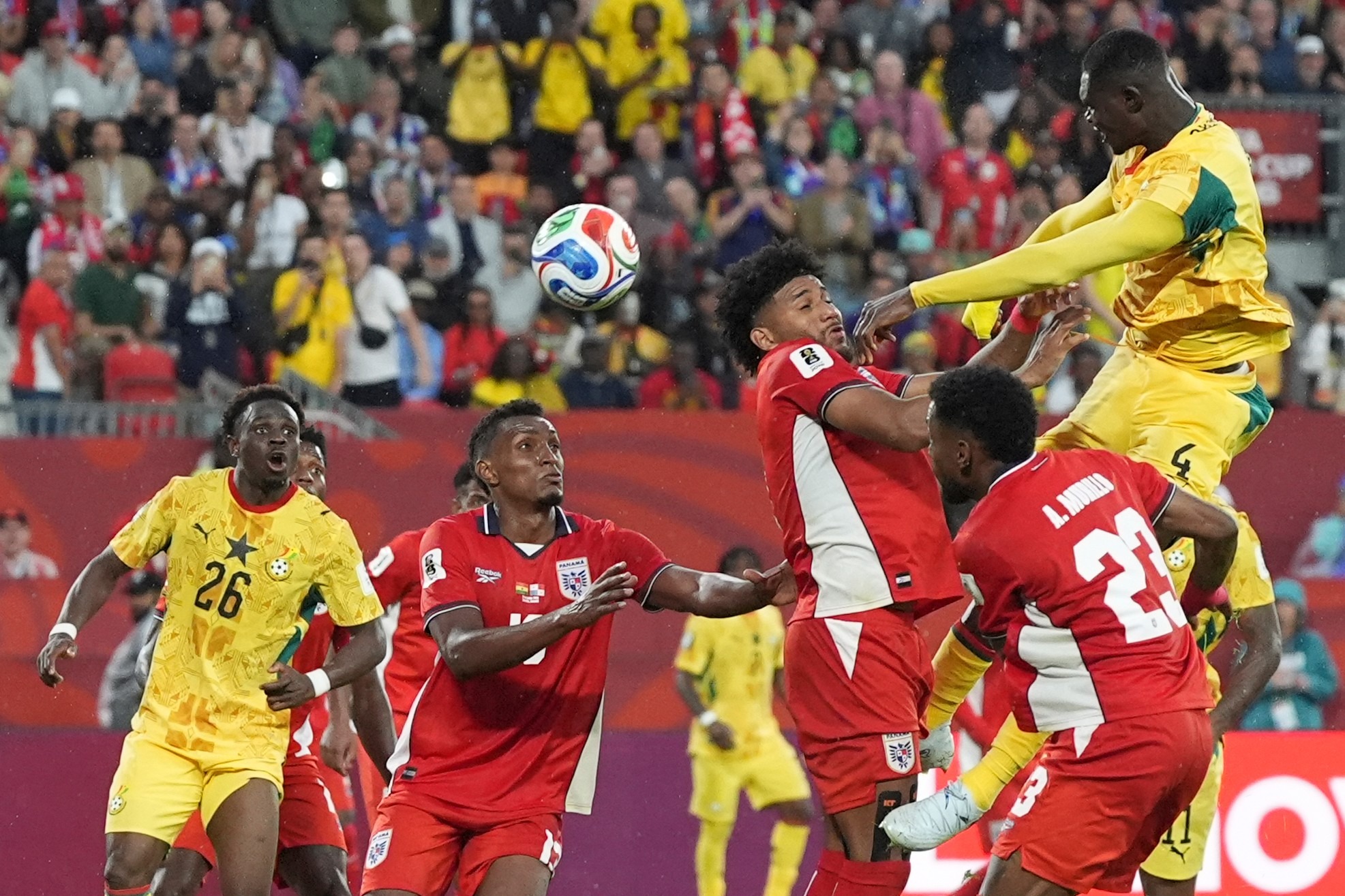 Jonas Adjetey (derecha), de Ghana, realiza un remate de cabeza durante el partido del Mundial disputado ante Panamá, el miércoles 17 de junio de 2026 (AP Foto/Stephanie Scarbrough)