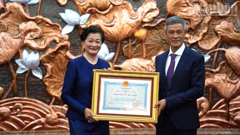 Lễ trao tặng Huân chương Hữu nghị cho bà Chea Kimtha, nguyên Đại sứ ...
