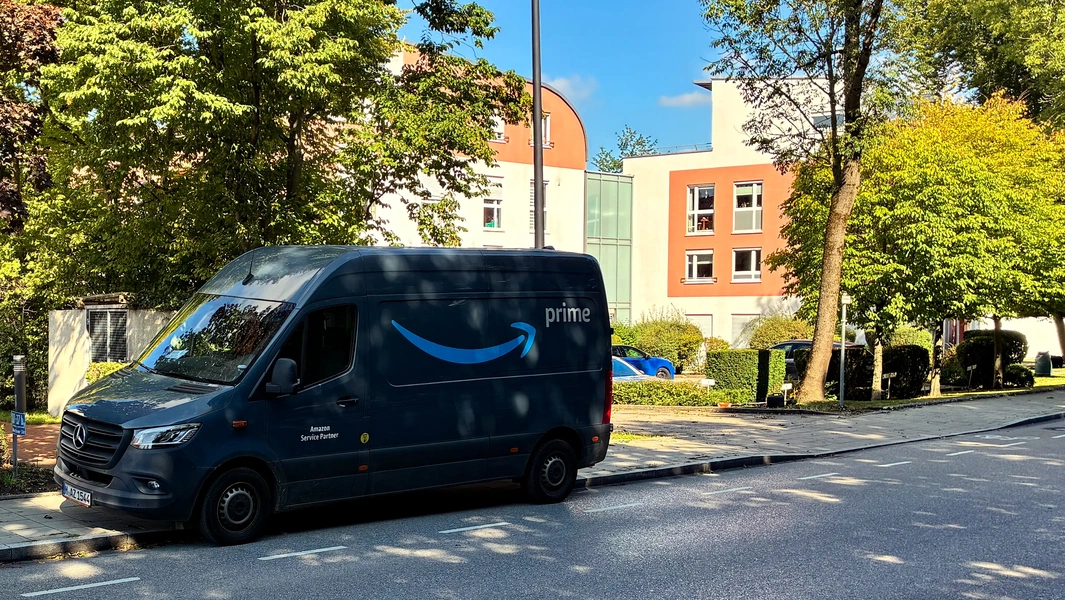 Amazon driver and resident in viral cat dispute