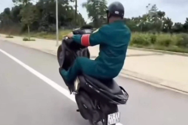 Xử phạt, tịch thu phương tiện của người mặc trang phục dân quân tự vệ bốc đầu trên phố