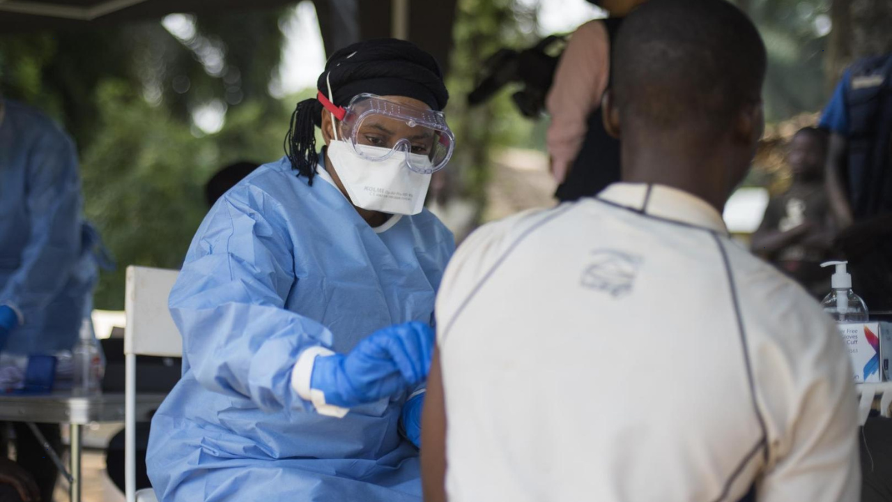 Ebola outbreak escalates as WHO issues first clinical care guidelines