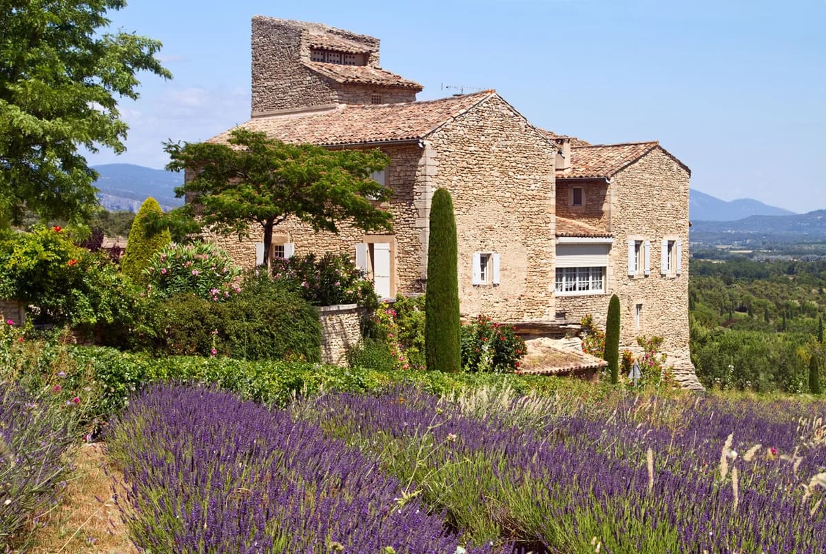 michel-drucker-ouvre-enfin-les-portes-de-sa-villa-proven-ale