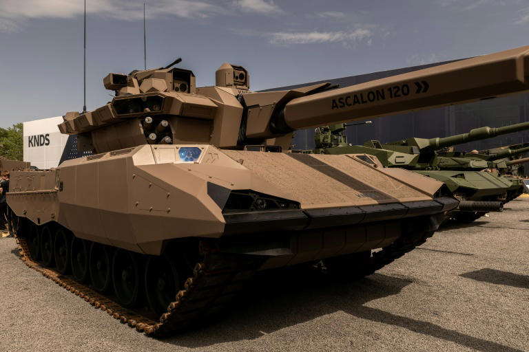 Le char de combat principal CAPINT (Capacité Intermédiaire) exposé sur le stand de la société de défense terrestre KNDS lors du salon Eurosatory, le 15 juin 2026 à Villepinte