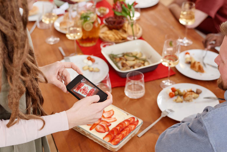 Eating late at night? Uro-oncologist reveals how dinner timing may ...
