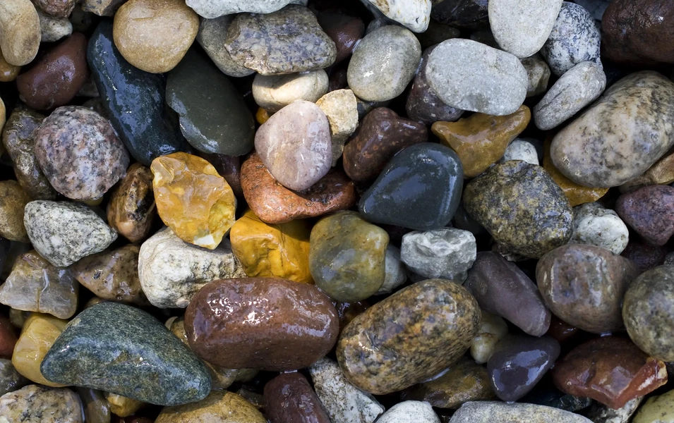 Hunker.com backs river rocks over gravel for landscaping