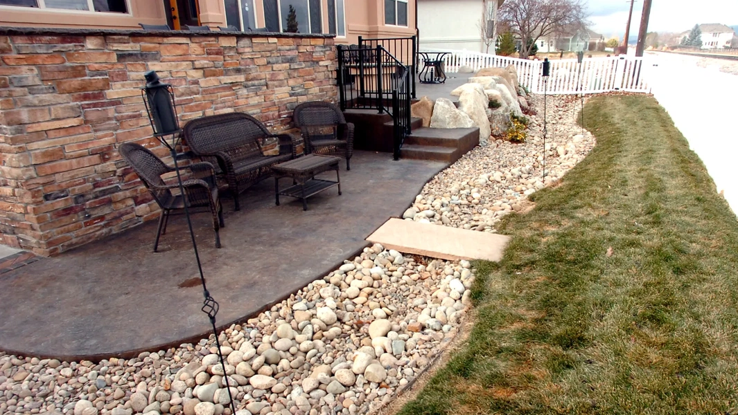 Hunker.com backs river rocks over gravel for landscaping
