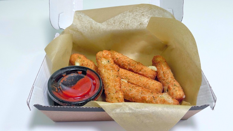 8 chain restaurant mozzarella sticks, ranked worst to best