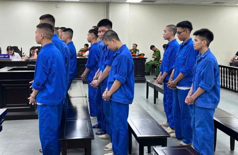 Hà Nội: Nhóm thiếu niên phục kích, dùng gạch ném nhau khiến 1 người tử vong