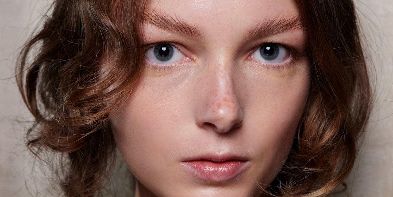 Tra nostalgia e glamour, i codini sono il dettaglio capelli che ...