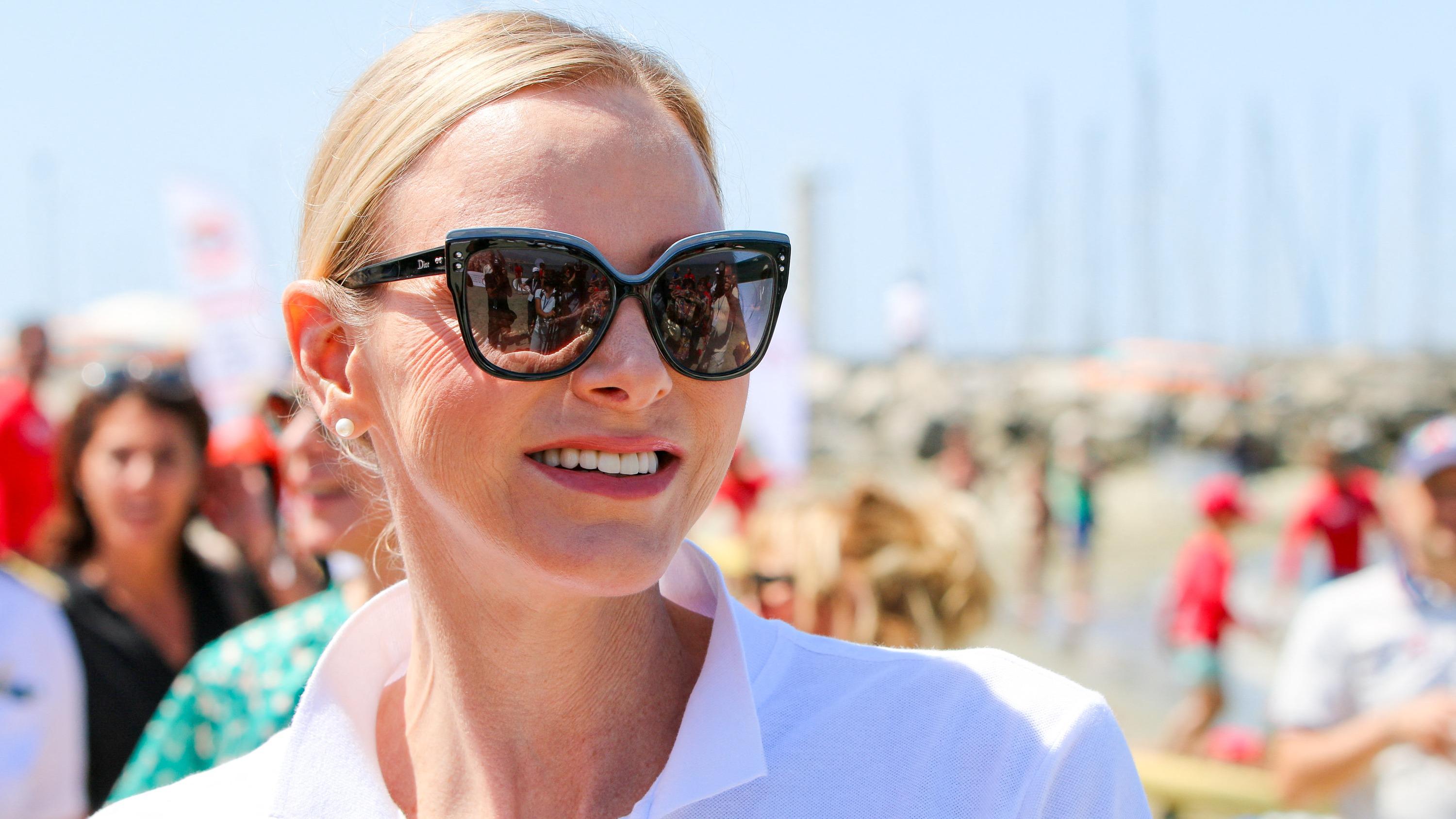 avec-son-chignon-plaqu-impeccable-charlene-de-monaco-brave-avec-chic
