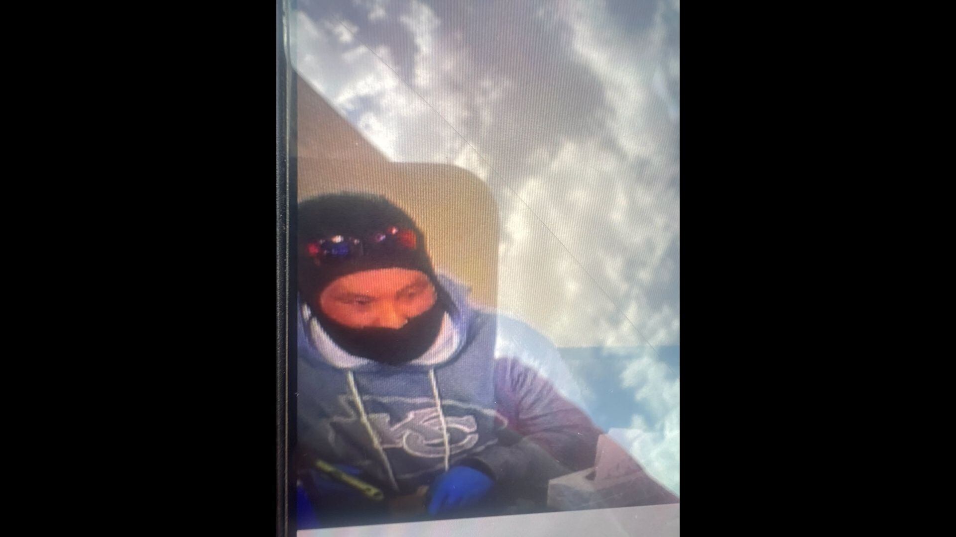 KCK police, FBI asking for help identifying bank robbery suspect