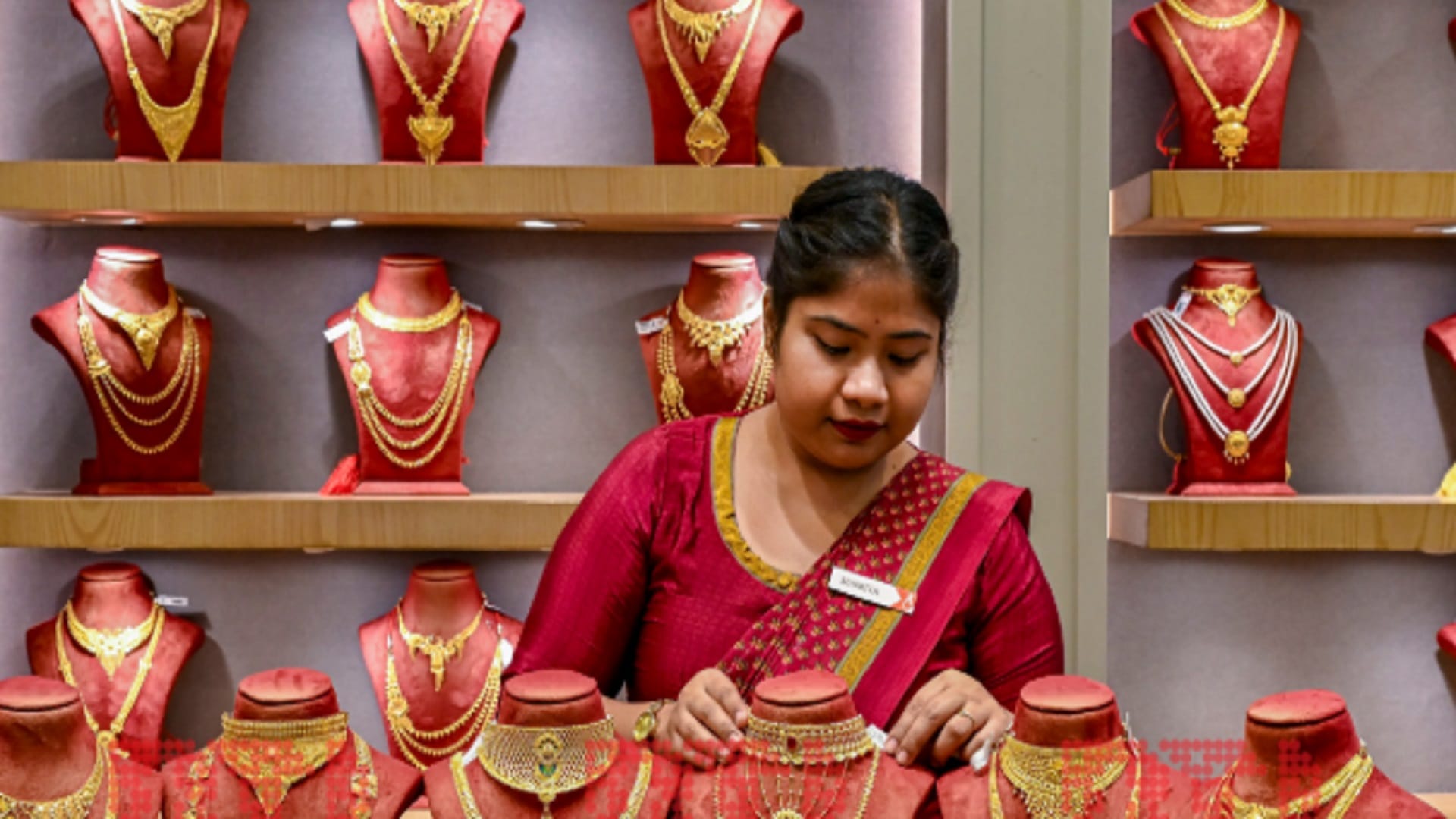 Gold slides Rs 960 to Rs 1.53 lakh/10 g; silver sinks Rs 6,660