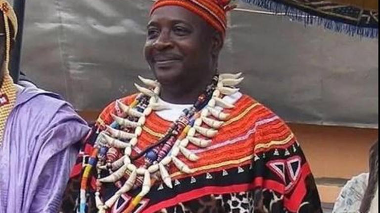 Les Bamilékés du Cameroun avec leurs histoires de chefferie, après ils s'étonnent que les Camerounais ne veulent en aucun cas voir un Bami Président du Cameroun: un chef traditionnel Bamiléké arrêté après la mort de deux jeunes. 2 vidéos