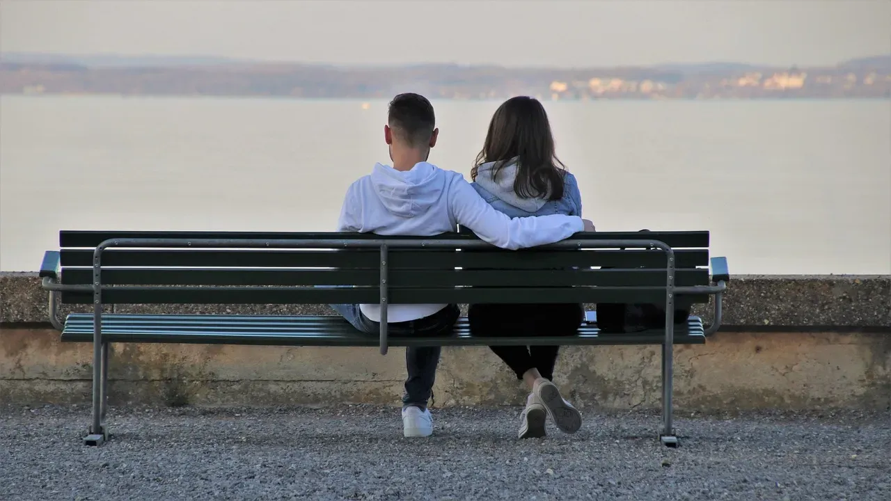 9 Signs a Relationship Is Quietly Getting Stronger Without Either ...