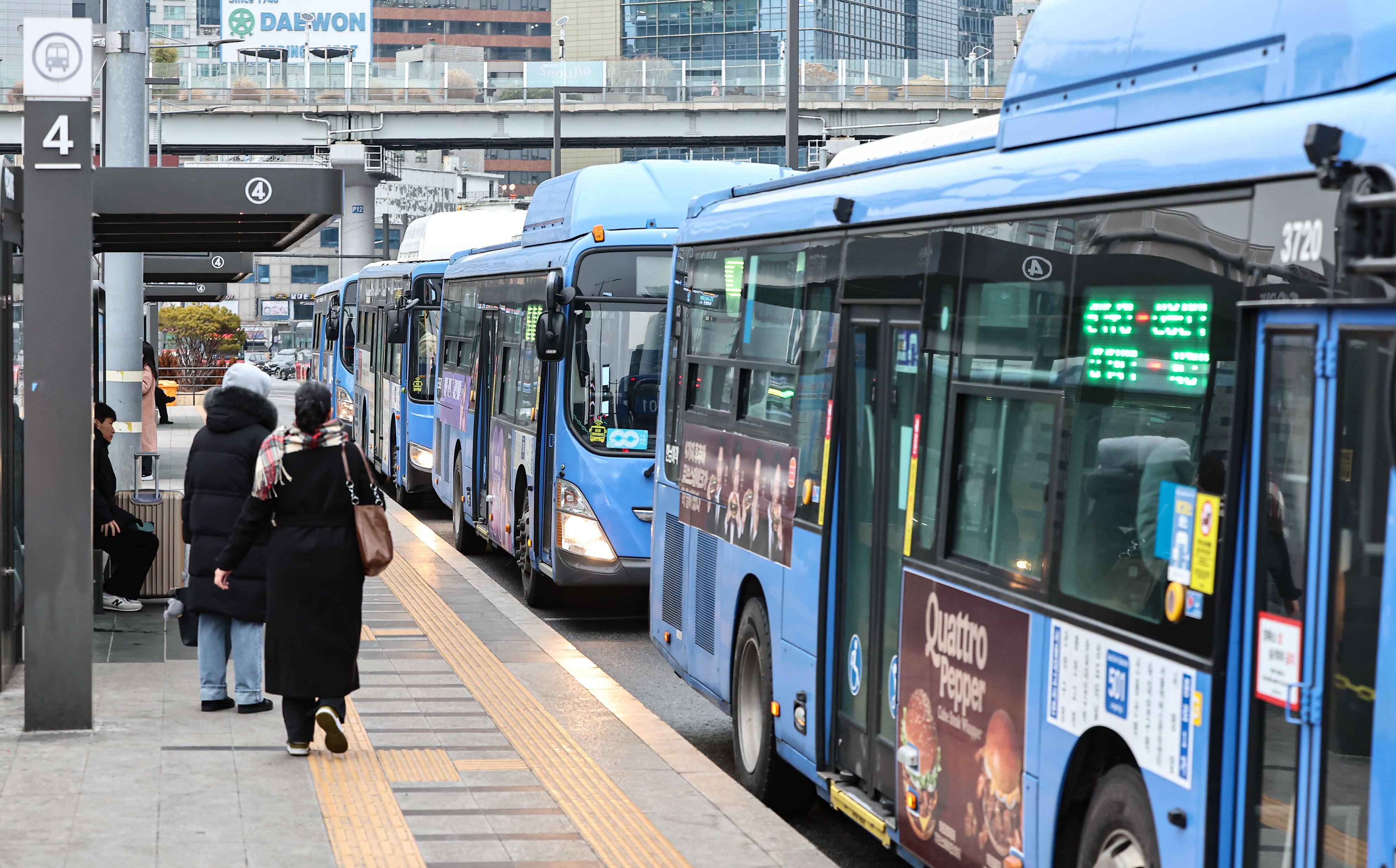 Editorial: Bus support for 70+ linked to subway age adjustment
