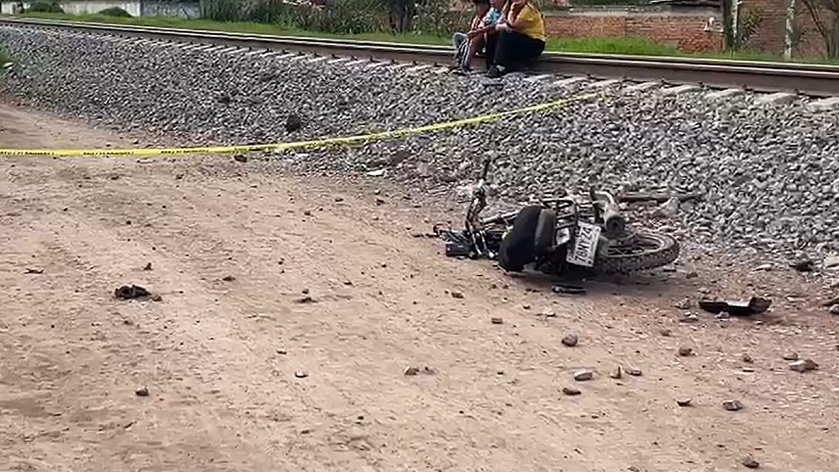 Motociclista intenta ganarle el paso al tren y muere tras ser embestido ...
