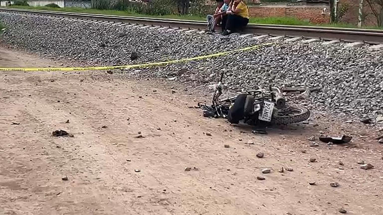 Motociclista intenta ganarle el paso al tren y muere tras ser embestido ...
