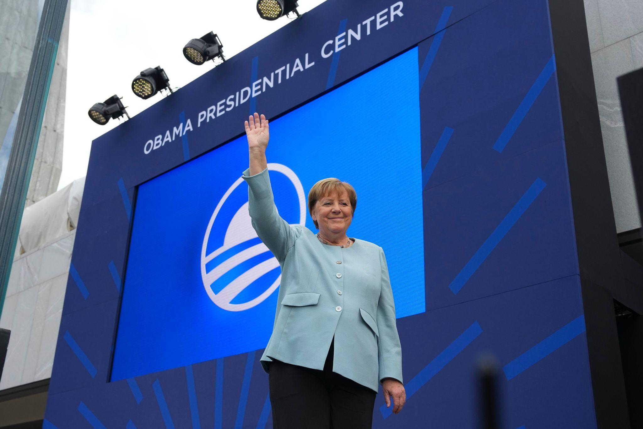 Stehende Ovationen für Merkel: Ex-Kanzlerin bei Einweihung von Obamas ...