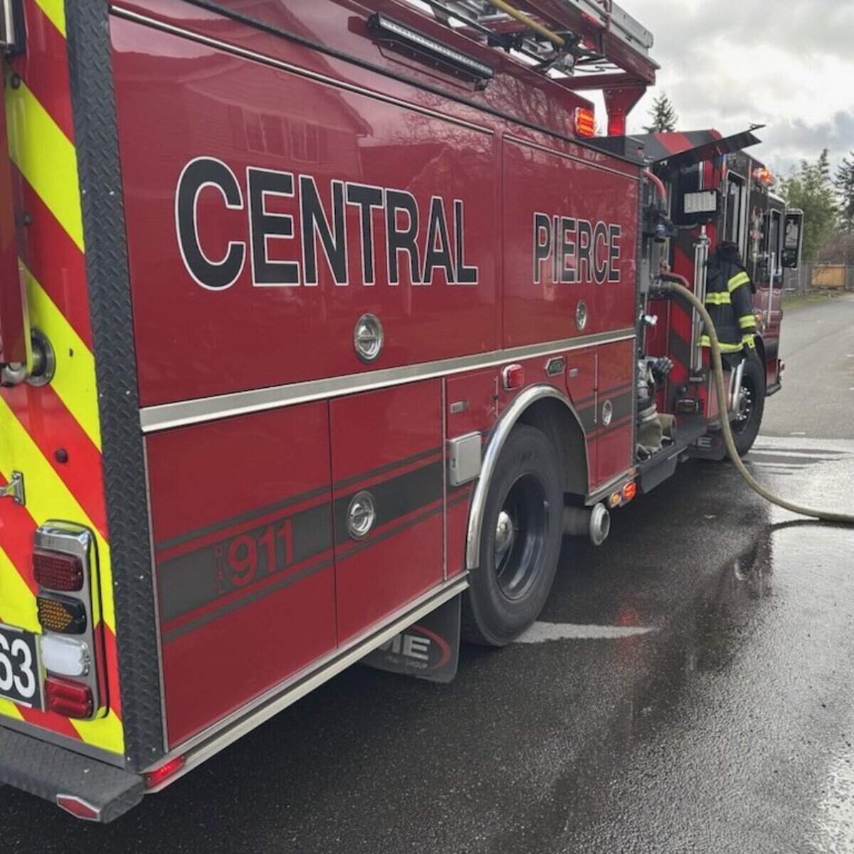 Crews put out mobile home fire in East Pierce County