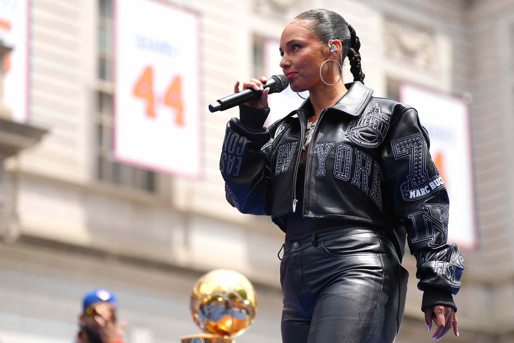 Alicia Keys experiences technical difficulties during Knicks parade ...