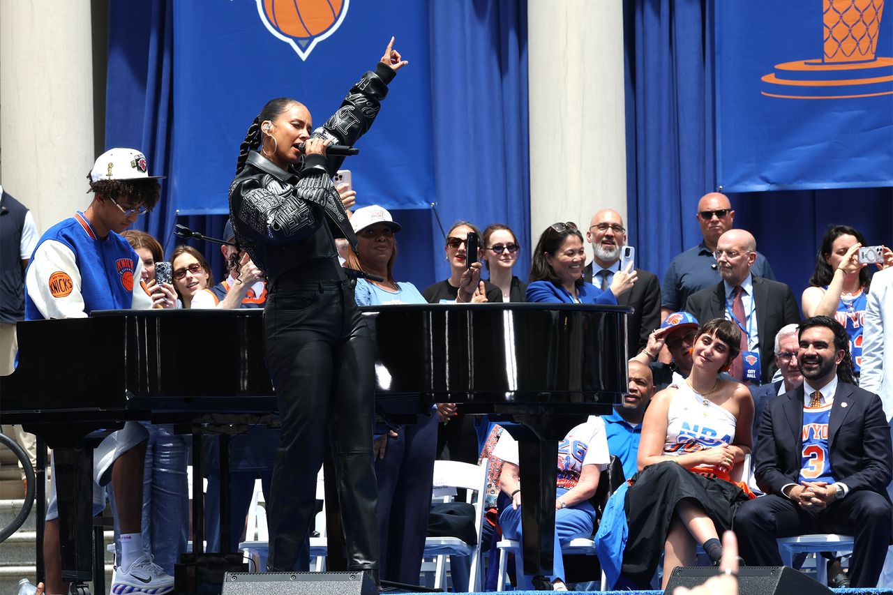 Alicia Keys experiences technical difficulties during Knicks parade ...