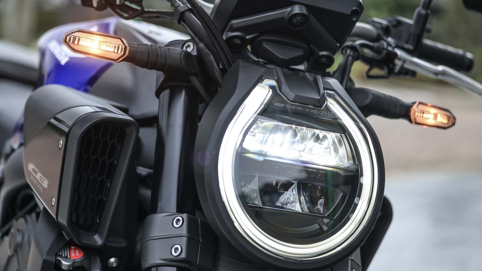 Honda renova a CB650R E-Clutch para 2027 com novo visual