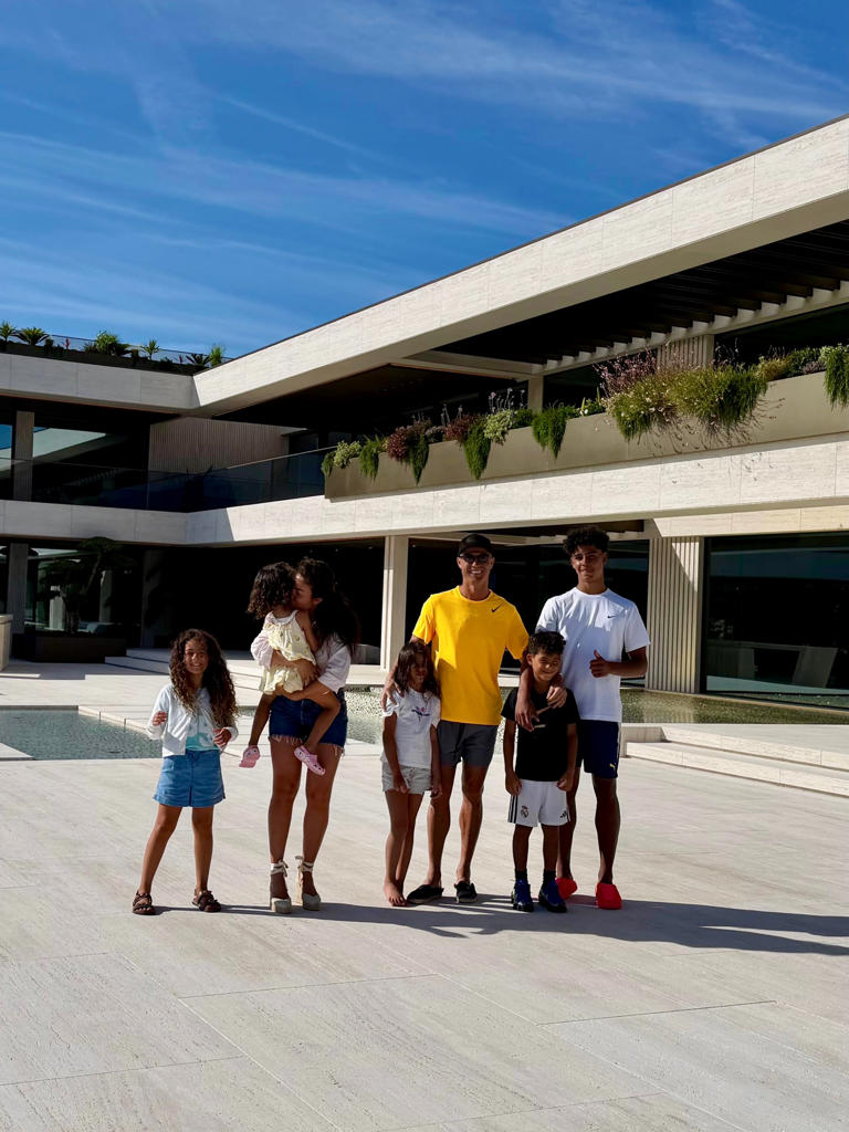 cristiano-ronaldo-s-family-tree-meet-athlete-s-five-children-and