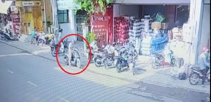 Clip ghi cảnh nghi phạm phóng hỏa tiệm photocopy, khiến cha đẻ tử vong