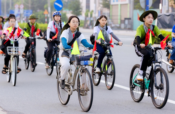 Không thể giao trẻ em cho mạng xã hội: Trả lại cho trẻ đời sống thực