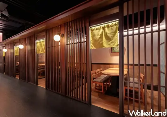 ▲店內溫潤質感的木格柵幽靜長廊，規劃4至60人座位的日式風格獨立包廂，完美滿足商務宴客與家庭聚餐的隱密需求。