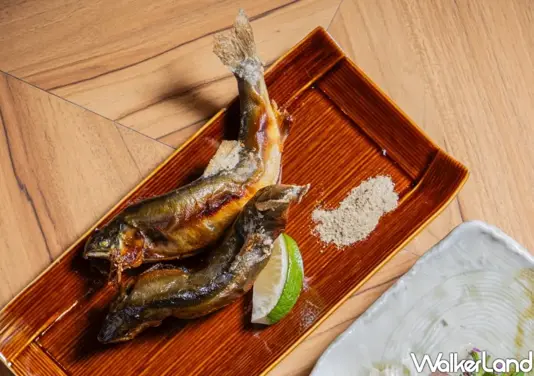 ▲必吃鹹味代表香魚姿燒，利用考驗師傅火候的化妝鹽傳統技法，將魚皮烤得微酥，同時鎖住鮮美細嫩的魚肉與清香。