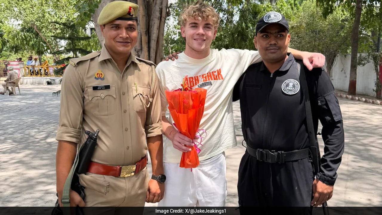 Aligarh police return foreigner's phone lost during IPL final in Ahmedabad