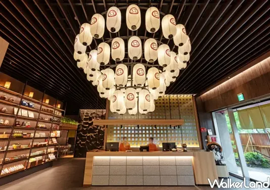 ▲台北吃到飽新品牌「彩膳楽亭」入口處高掛滿滿的日式大紅燈籠營造濃厚祭典氛圍，旁設有選物雜貨區。