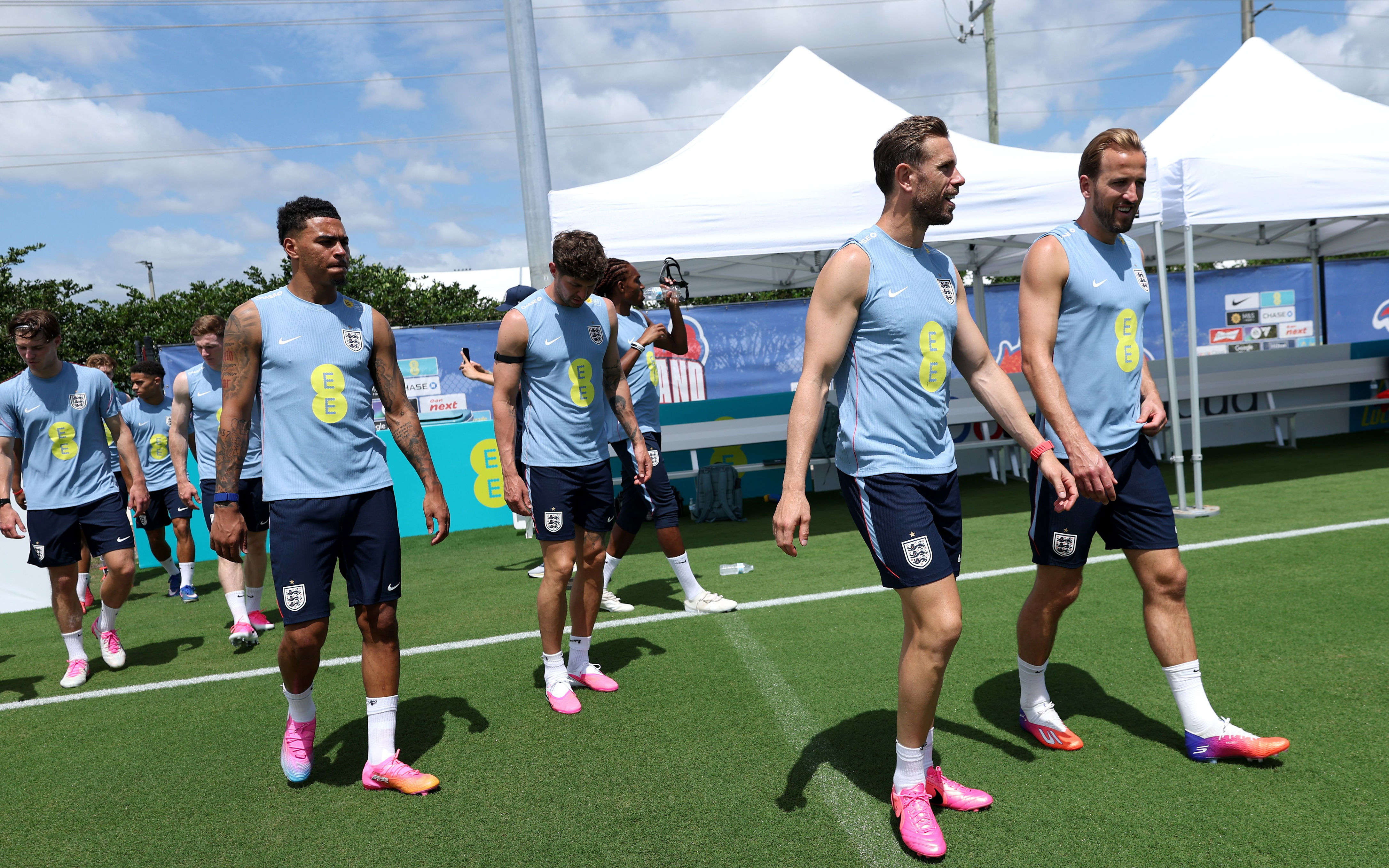 WEST PALM BEACH, FLORIDA - JUNE 05: Jordan Henderson and Harry Kane of England walk out onto the pitch prior to a training session on June 05, 2026 in West Palm Beach, Florida. (Photo by Eddie Keogh - The FA/The FA via Getty Images) (Getty)