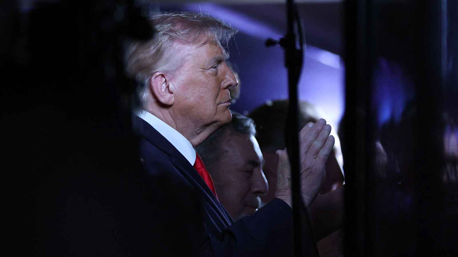 Donald Trump seemingly falls asleep at MSG during Knicks-Spurs Game 3