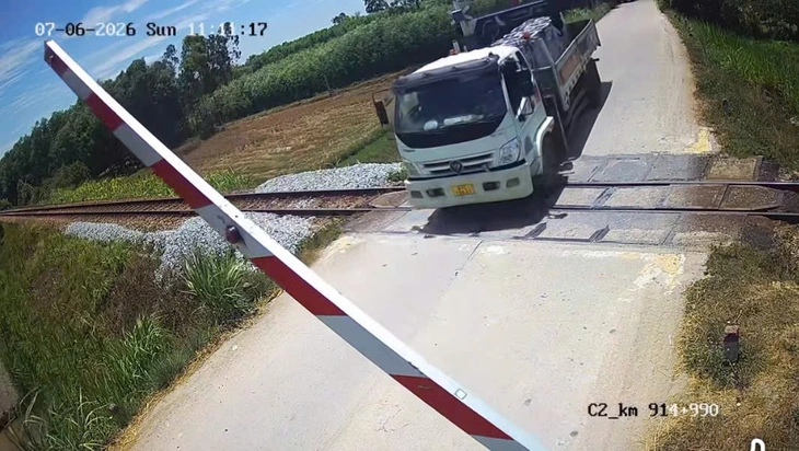 Tài xế cố tình vượt rào chắn đường sắt ở Quảng Ngãi bị phạt hơn 41 triệu đồng