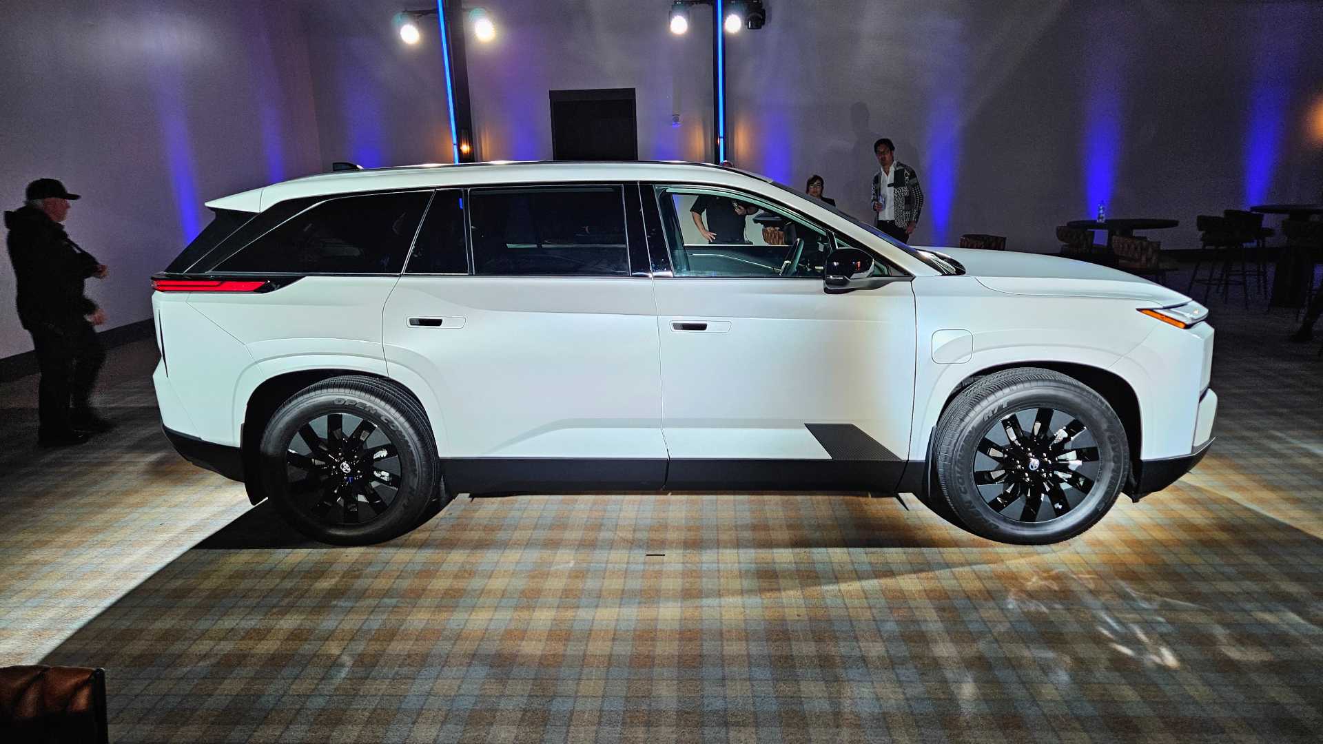 2027-toyota-highlander-xle-pass-profile