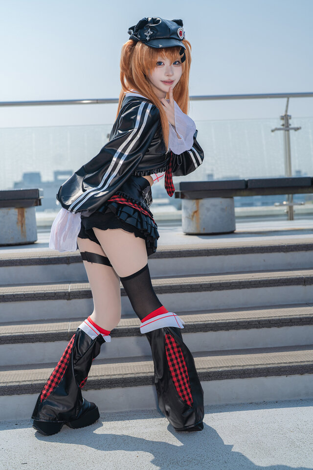 コスプレ】フィギュアのような細いウエストと美脚が際立つ!「エヴァ