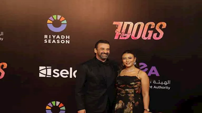 كريم عبد العزيز وزوجته في العرض الخاص لفيلم Dogs (7)