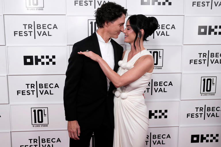 Justin Trudeau y Katy Perry posando en la alfombra roja del Festival de Tribeca, el 8 de junio de 2026, en Nueva York.