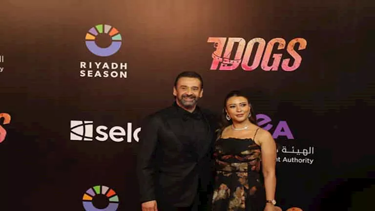 كريم عبد العزيز وزوجته في العرض الخاص لفيلم Dogs (10)